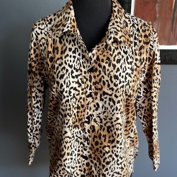 Chico’s no-iron leopard print button front hem tie shirt. Size 1 (medium-8). - Picture 2 of 5